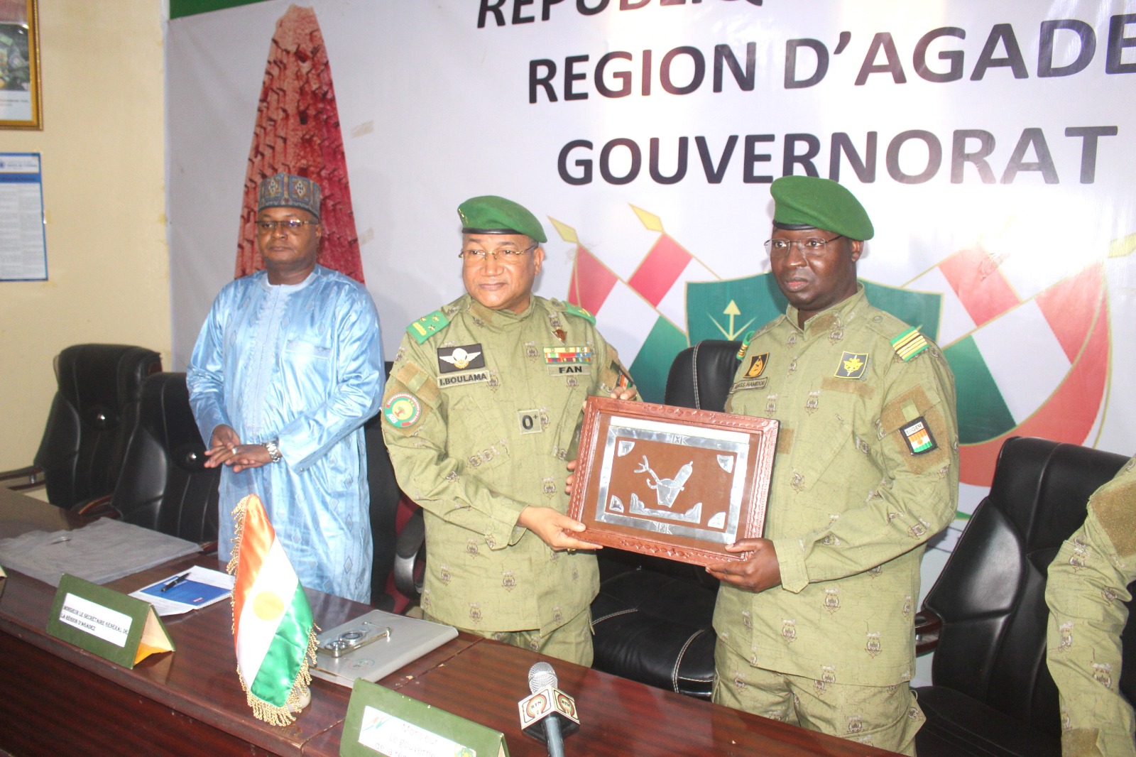 Le Gouverneur d'Agadez rencontre la 2ème Promotion du Cours de Guerre pour explorer le potentiel minier et pétrolier