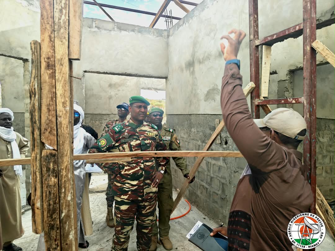 Le gouverneur Mahamadou Ibrahim Bagadoma inspecte le chantier de l'hôpital de N'Gourti et demande l'accélération des travaux