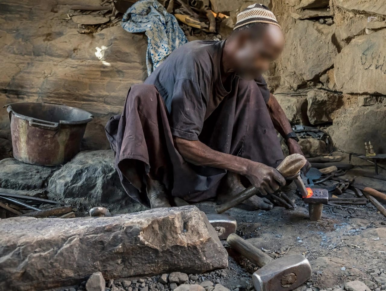 La Forge Traditionnelle à Niamey : Un Savoir-Faire Ancestral Face aux Défis Modernes