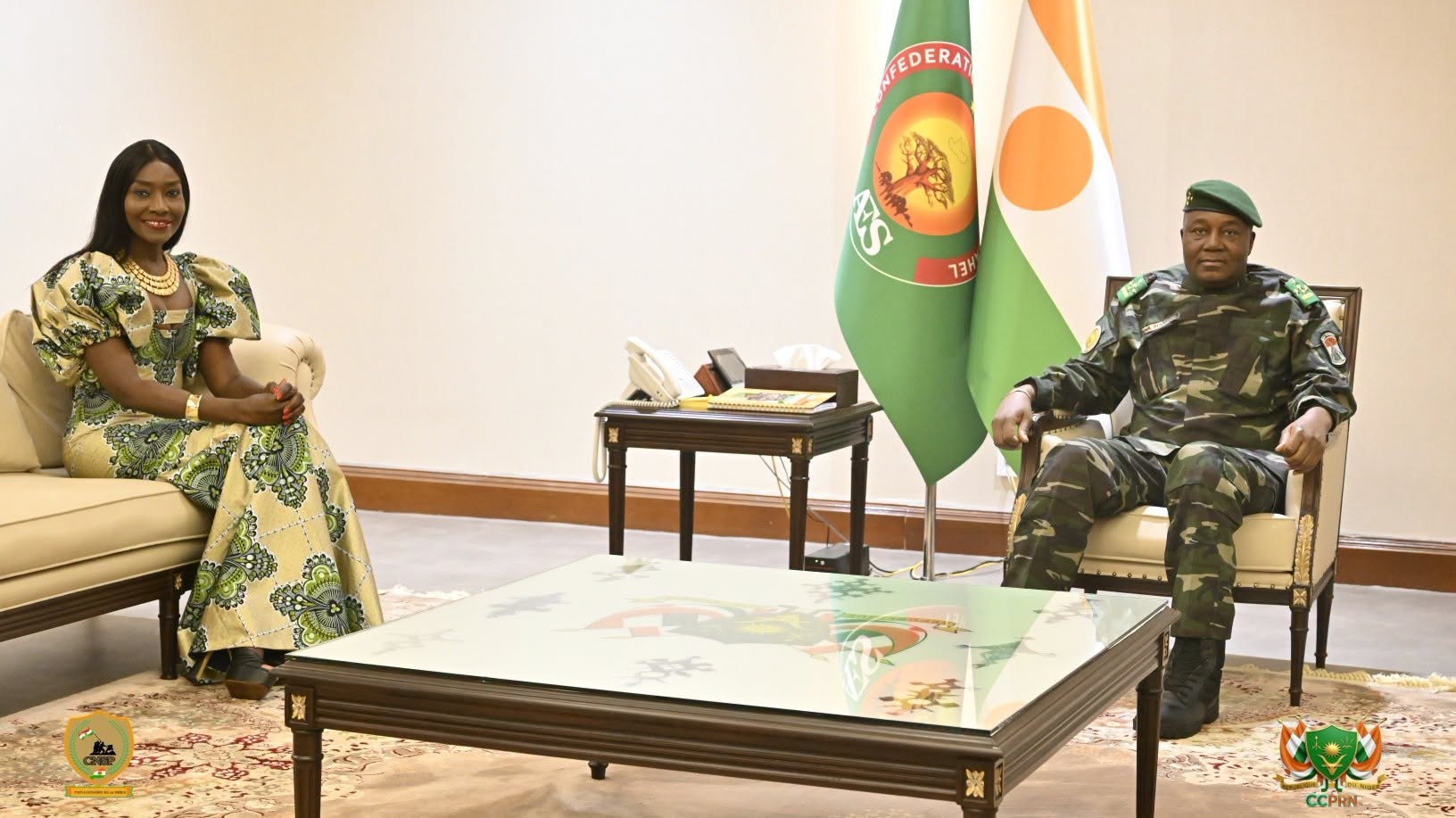 Rencontre diplomatique entre le président nigérien et l'artiste Coumba Gawlo Seck