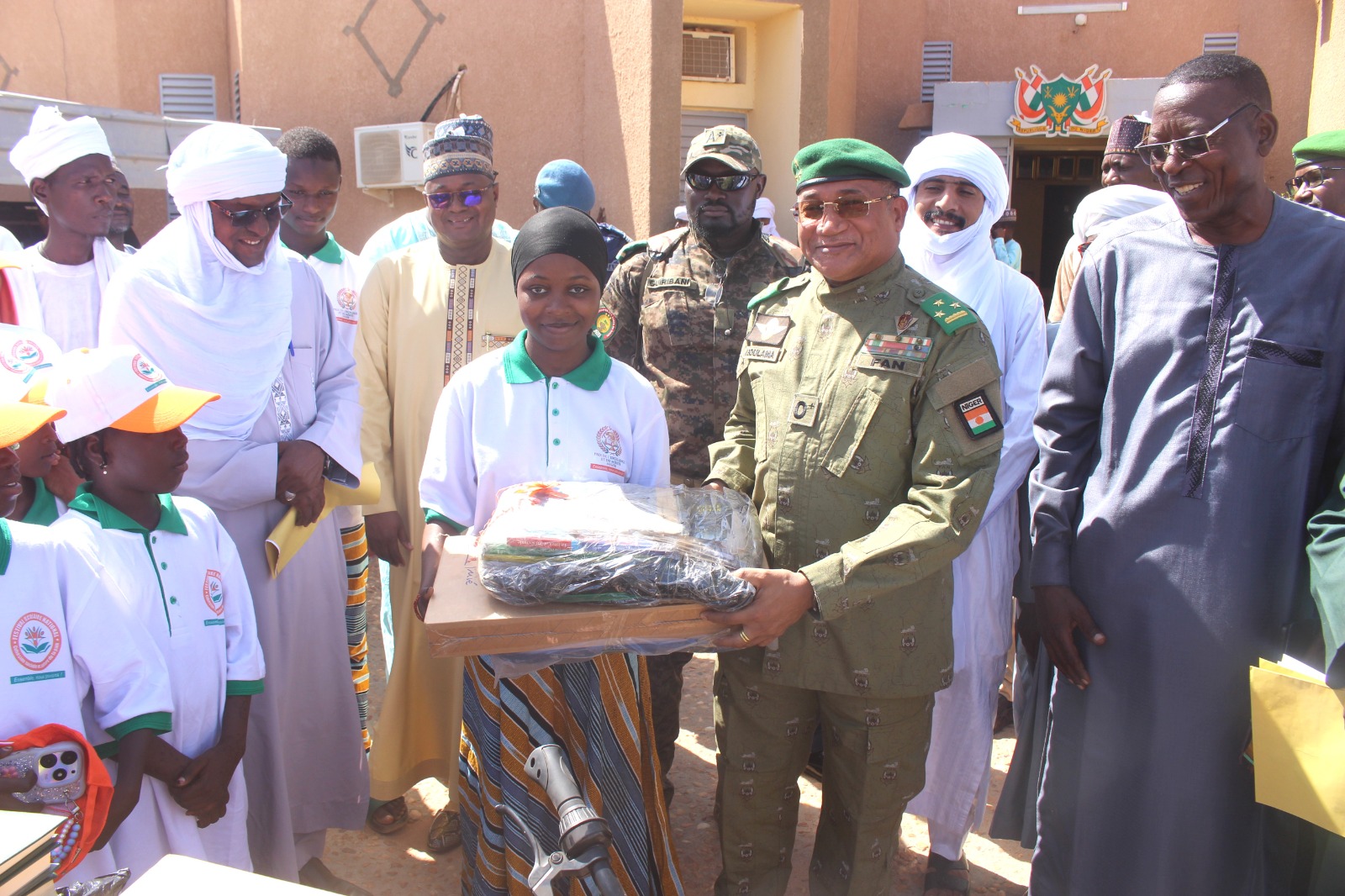 Agadez Laureates Present Awards to Governor