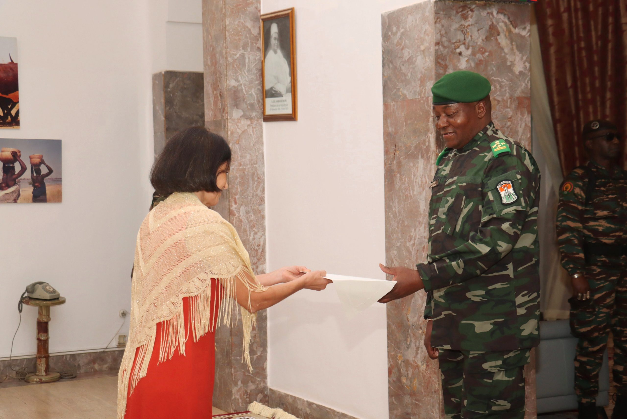 Cinq nouveaux ambassadeurs accrédités auprès du Président Tiani