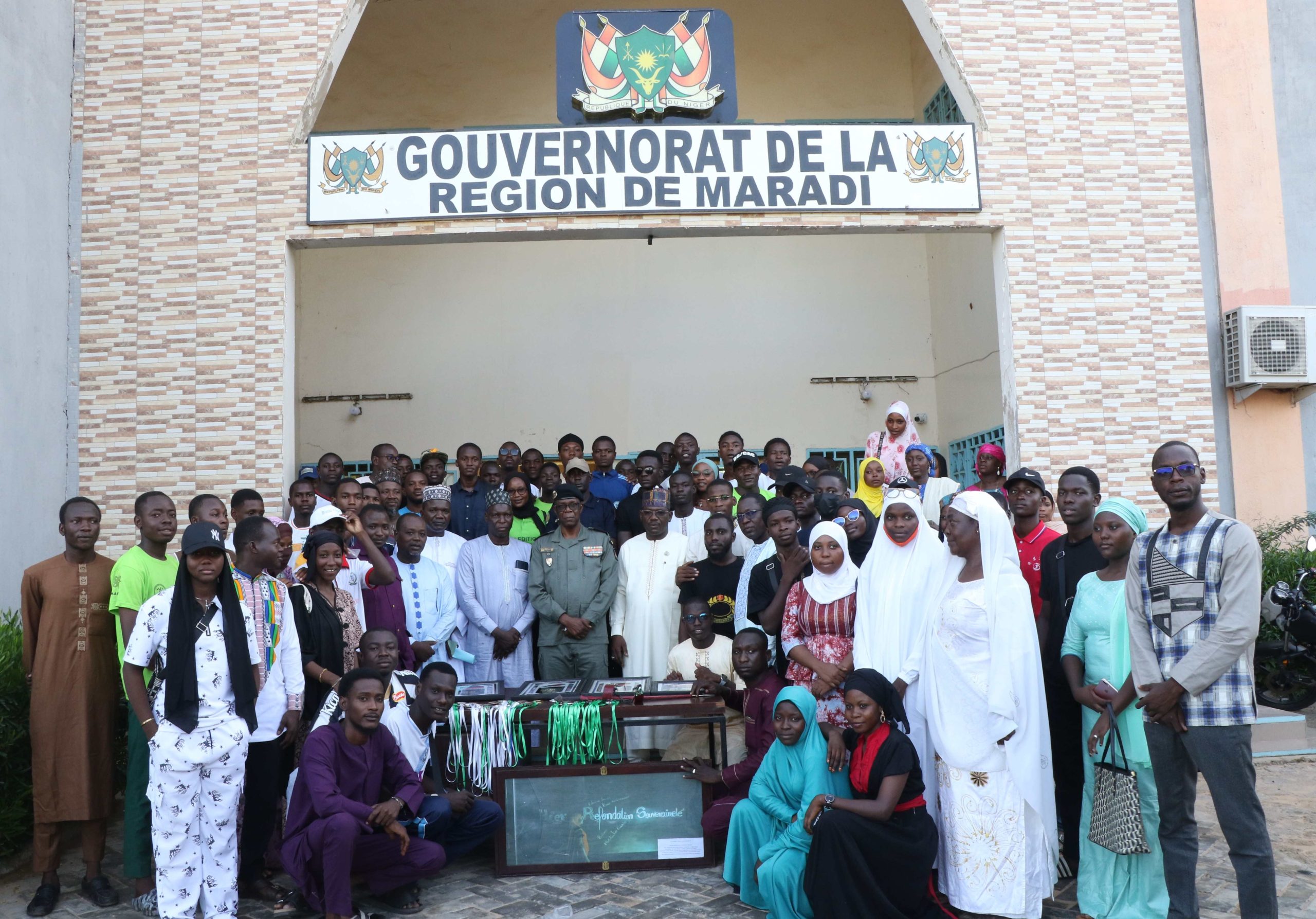 L'Université Dan Dicko DanKoulodo présente ses trophées au Gouverneur de Maradi