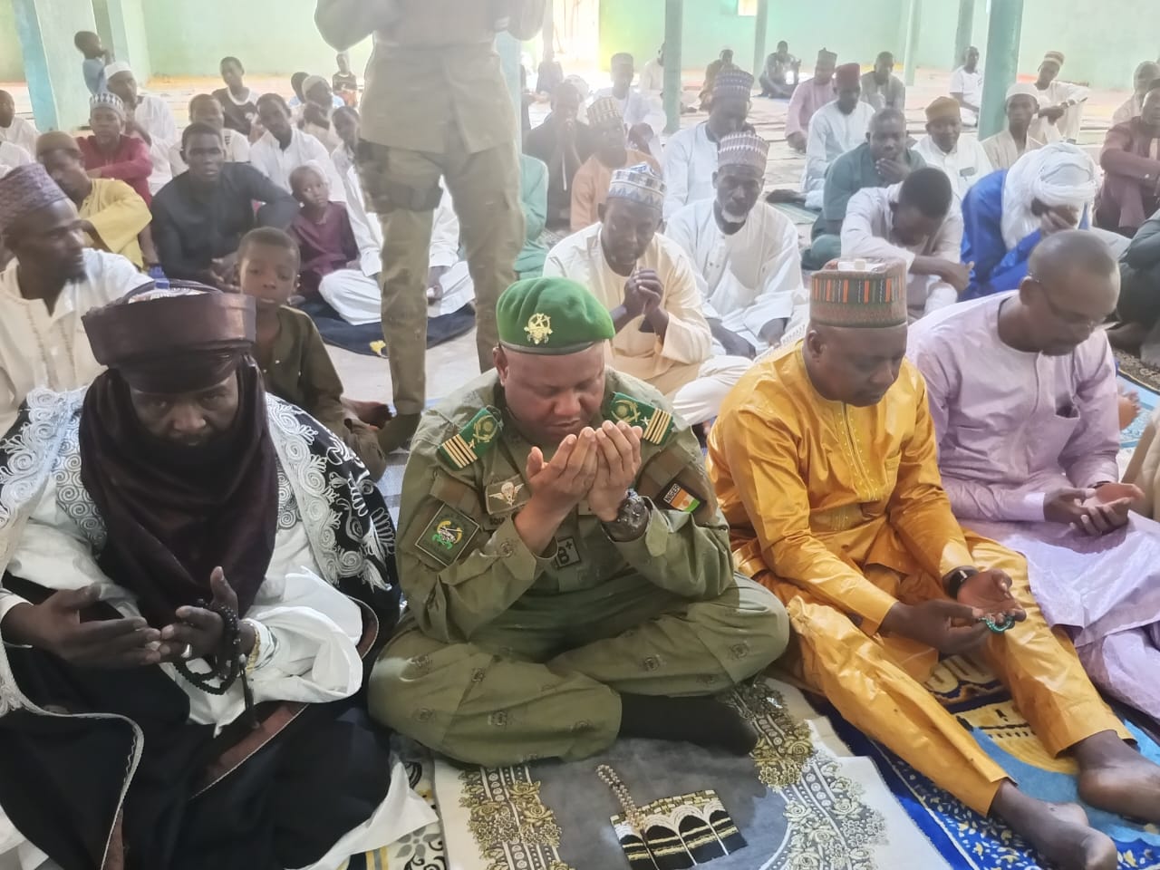 Malbaza, 23 Oct (ANP)-En mission dans le cadre des éliminatoires régionales de lutte traditionnelle, le Gouverneur de la Région de Tahoua Colonel-Major Souleymane Amadou Moussa à la tête d’une importante délégation a pris part, ce vendredi 23 octobre 2026, à la Grande mosquée de prière de vendredi de Malbaza (Région de Tahoua), à une prière hebdomadaire de vendredi suivie de la lecture coranique pour implorer la paix, la sécurité, la stabilité et la prospérité sur l’ensemble du territoire national.