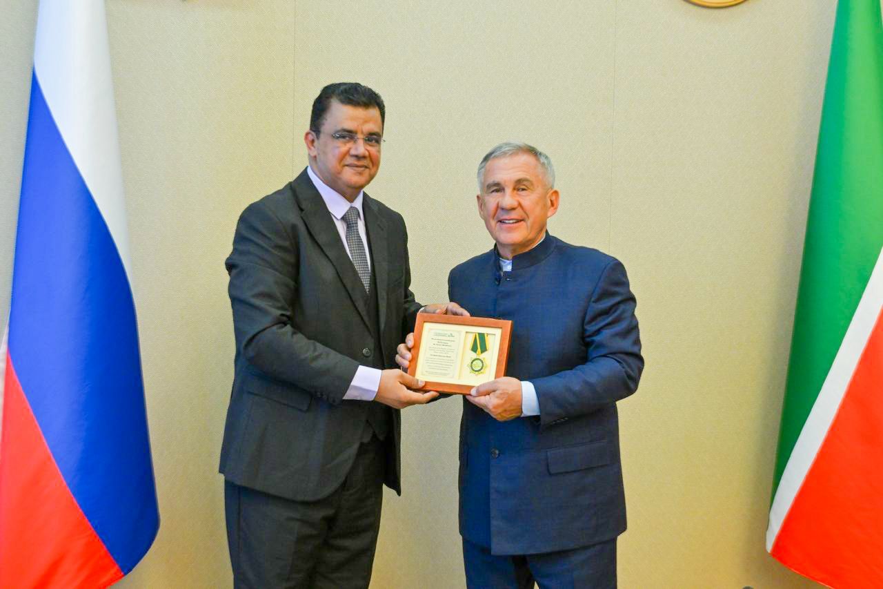 Le Président du Tatarstan, Roustam Minnikhanov, reçoit la Médaille UNA pour la Diplomatie Médiatique